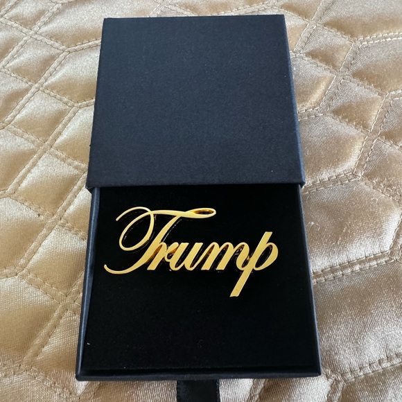 Trump brooch in gift box MAGA make America Great again patriotic brooch elegant - Picture 4 of 4